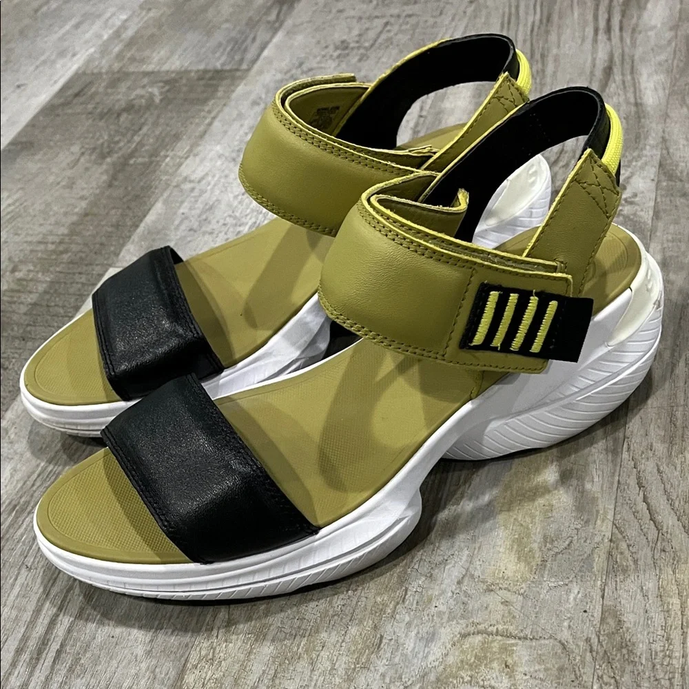 Sorel blitz‎ sandals 9.5 Stylish Black and Tan Women's Sandals
